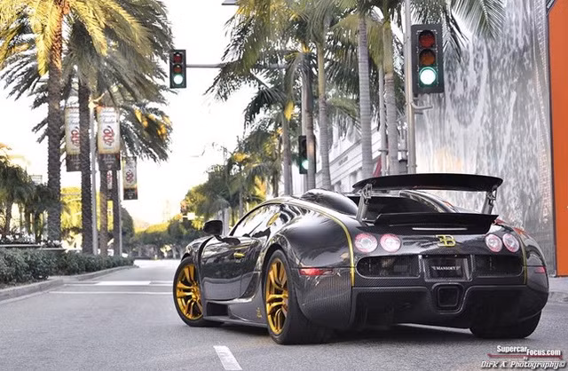 Điểm nhấn của "ông hoàng tốc độ" Bugatti Veyron Mansory Linea Vincero nằm ở bộ cánh ngoại thất bằng sợi carbon trần và nội thất bọc da do hãng độ nổi tiếng đến từ Đức tự phát triển.