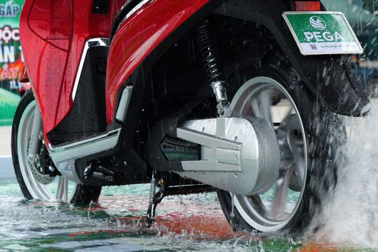 Mẫu xe có khả năng đạt vận tốc tối đa 65km/h chỉ trong 3 giây và có khả năng chống nước IP67 được cho là phù hợp với điều kiện thời tiết, khí hậu tại thị trường Việt Nam. Pega eSH vẫn sử dụng hệ thống ắc – quy axit chì với thời gian sạc đầy khoảng 8 ti