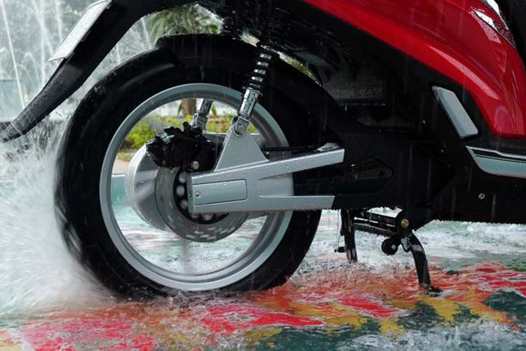 Cung cấp sức mạnh cho Pega là khối động cơ đồng bộ nam châm vĩnh cửu (PMSM) mới nhất, cho công suất cực đại là 5,3 mã lực và mô-men xoắn đạt 140 Nm. Theo nhà phân phối, động cơ này chỉ có ở trên các dòng ôtô điện đình đám như Tesla 3, Chevy Bolt hay Nissan Leaf,…