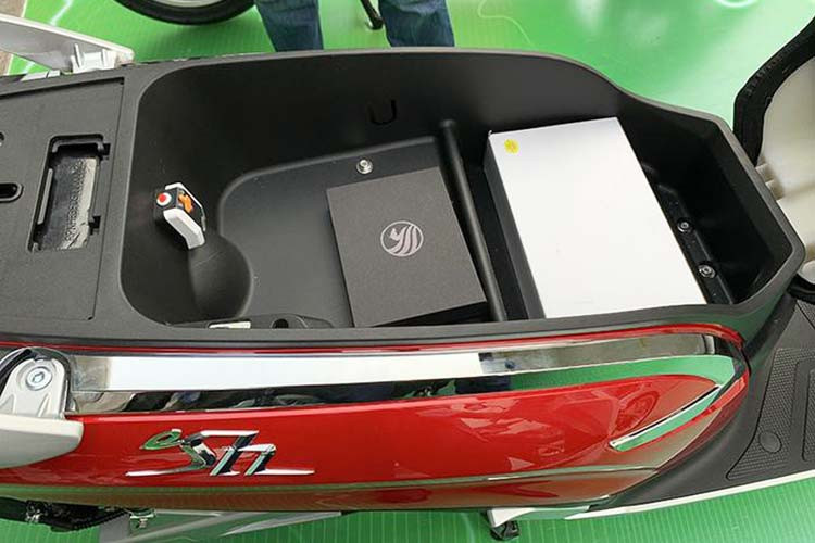 Cốp xe theo công bố của Pega sẽ là khá rộng, có thể để được khoảng 2 mũ bảo hiểm cỡ vừa, ngoài ra còn được trang bị thêm cổng sạc USB và đèn soi... Tuy nhiên khi trải nghiệm thực tế nó không hoàn toàn như vậy, khá nhỏ và nông - rất khó đựng vừa hai mũ bảo hiểm và đồ cá nhân.