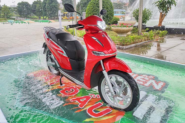 Tại thị trường Việt Nam, giá xe máy điện Pega eSH bán ra là 29,9 triệu đồng, rẻ hơn đối thủ Honda SH 1/3 lần. Dự kiến thời gian xe được bàn giao tới tay khách hàng là vào tháng 3/2020. 