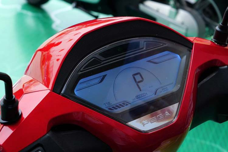 Pega eSH được trang bị một màn hình hiển thị LCD đơn sắc có kích thước 8.5 inch, hiển thị các thông số kỹ thuật của xe tốc độ, chế độ lái, mức pin.