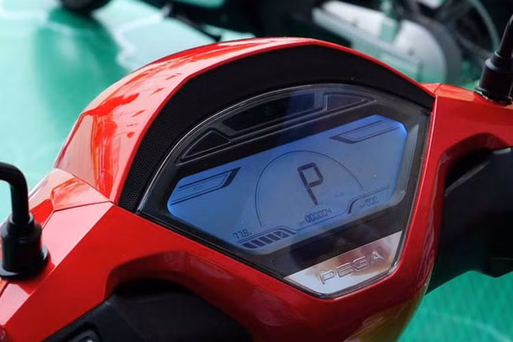 Pega eSH được trang bị một màn hình hiển thị LCD đơn sắc có kích thước 8.5 inch, hiển thị các thông số kỹ thuật của xe tốc độ, chế độ lái, mức pin.