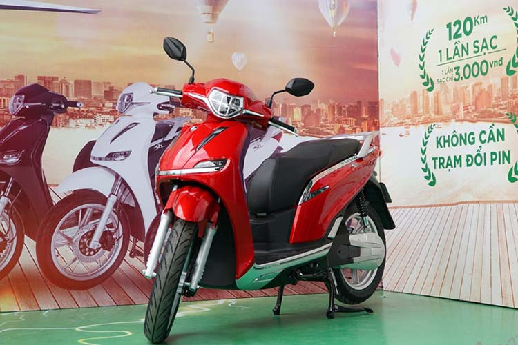 Về ngoại hình, Pega eSH 2020 mới sở hữu thiết kế ngoại thất khá bắt mắt. Mẫu xe có kích cỡ (dài x cao x rộng) 2230x1150x750mm, chiều cao yên xe là 780mm và trọng lượng 155kg. Mẫu xe này nặng hơn cả xe ga cao cấp Honda SH và được định vị phù hợp với nam giới hơn.