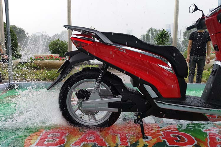 Chiều cao yên của eSH là 780mm. Tuy nhiên trong bài lái thử, một điểm trừ của phần yên trên mẫu xe máy điện này đó là phần khu vực ngồi người lái bị rộng mang đến cảm giác khá khó chịu.