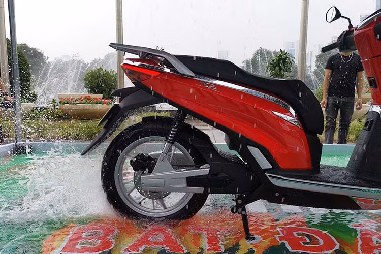 Chiều cao yên của eSH là 780mm. Tuy nhiên trong bài lái thử, một điểm trừ của phần yên trên mẫu xe máy điện này đó là phần khu vực ngồi người lái bị rộng mang đến cảm giác khá khó chịu.