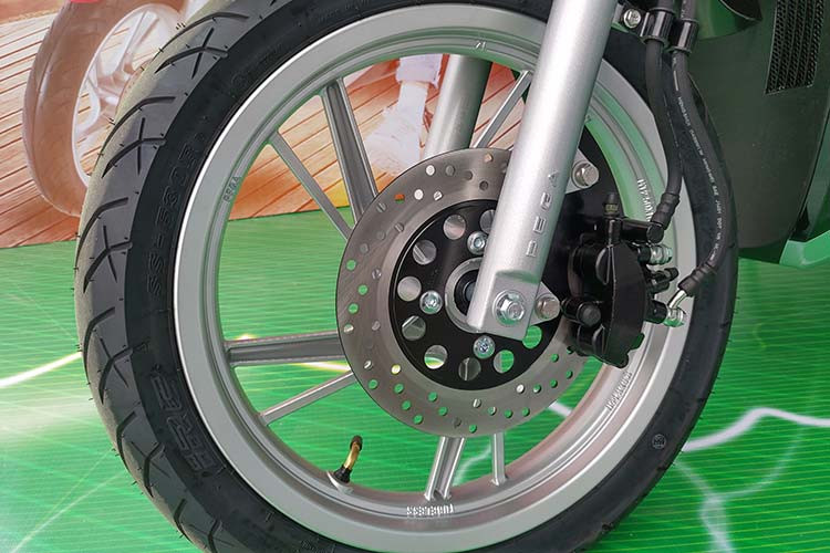 Pega eSH sử dụng hệ thống giảm xóc ống lồng ở phía trước và lò xo trụ ở phía sau. Hệ thống phanh đĩa CBS được tích hợp cho cả hai bánh xe.