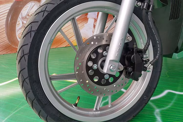 Pega eSH sử dụng hệ thống giảm xóc ống lồng ở phía trước và lò xo trụ ở phía sau. Hệ thống phanh đĩa CBS được tích hợp cho cả hai bánh xe.