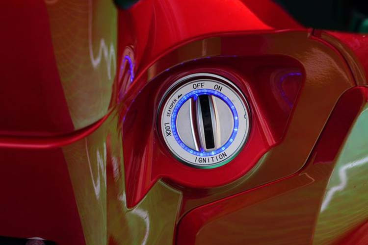 Trọng lượng của xe máy điện Pega eSH nặng hơn đối thủ Honda SH tới 21 kg, đạt ở mức 155 kg. Công nghệ chìa khóa thông minh Smartkey chống trộm giống Honda SH cũng được trang bị trên mẫu xe máy điện này.