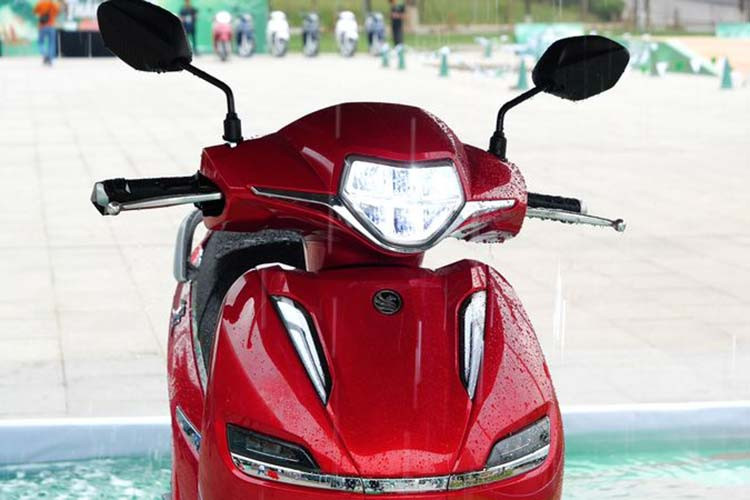 Theo thông tin từ phía Pega tại Việt Nam, trang bị đáng chú ý trên Pega eSH sẽ hiện đại hơn các mẫu xe ga chạy nhiên liệu xăng, đáng chú ý chính là việc nó sở hữu công nghệ chiếu sáng Full Led 2 tầng với khả năng chiếu sáng rộng và có độ bền cao tới 15.000h.