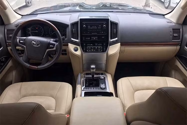 Nội thất trên xe với bảng táp lô bố trí lại các cụm điều khiển chức năng và màn hình cho hệ thống giải trí đặt ở vị trí cao hơn. Toyota cũng chú trọng trải nghiệm cao cấp cho bên trong khoang xe bằng cách bổ sung thêm các vật liệu da mềm thay cho vật liệu nhựa cứng trước đây, cùng vô lăng mới đẹp hơn.