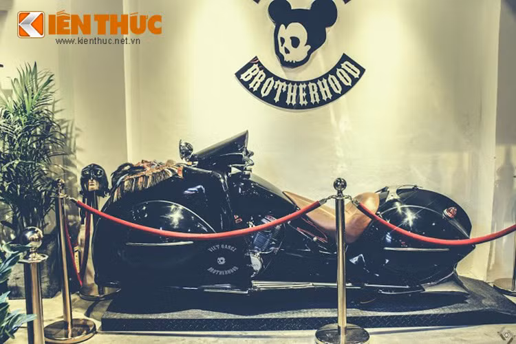 Phiên bản độ mang phong cách “Bọ cánh cứng” Henderson Motorcycle 1930 “made in Vietnam" này không chỉ độc đáo, cá tính mang một màu sắc riêng trong giới chơi xe - nó cũng được xem là mẫu xe môtô độ độc nhất Việt Nam được thiết kế thủ công lại và đã từng được báo chi nước ngoài ca ngợi.