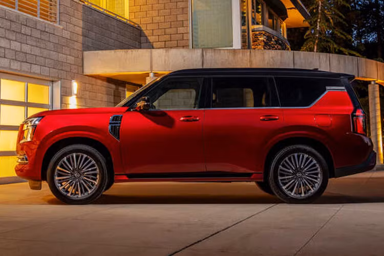 Mức giá xe Nissan Patrol 2025 tạm tính trong khoảng từ 4 - 4,1 tỷ đồng, thấp hơn đáng kể so với Toyota Land Cruiser VX chính hãng (hiện có giá gần 4,6 tỷ đồng). Mặc dù thông tin trên chưa được Nissan Việt Nam xác nhận, nhưng một số khách hàng đã đặt cọc để sở hữu mẫu xe này. 