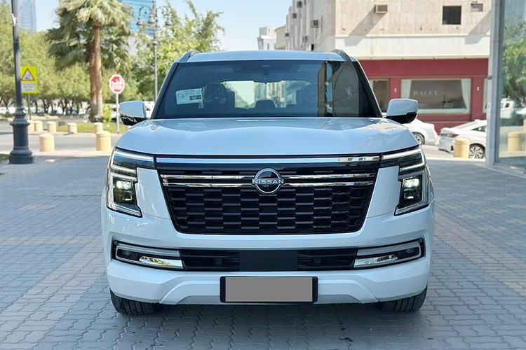 Ở chính giữa là lưới tản nhiệt V-motion kết hợp với các dải đèn nằm ngang nhìn bắt mắt hơn. Thế hệ mới của Nissan Patrol được trang bị mâm xe hợp kim kích thước 22 inch, không chỉ giúp ngoại hình của xe thêm mạnh mẽ, bệ vệ mà còn giúp khoảng sáng gầm thêm rộng rãi.