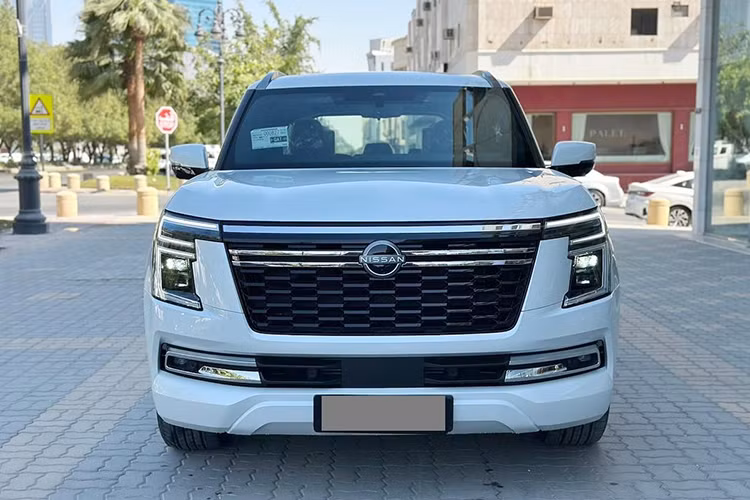 Ở chính giữa là lưới tản nhiệt V-motion kết hợp với các dải đèn nằm ngang nhìn bắt mắt hơn. Thế hệ mới của Nissan Patrol được trang bị mâm xe hợp kim kích thước 22 inch, không chỉ giúp ngoại hình của xe thêm mạnh mẽ, bệ vệ mà còn giúp khoảng sáng gầm thêm rộng rãi.