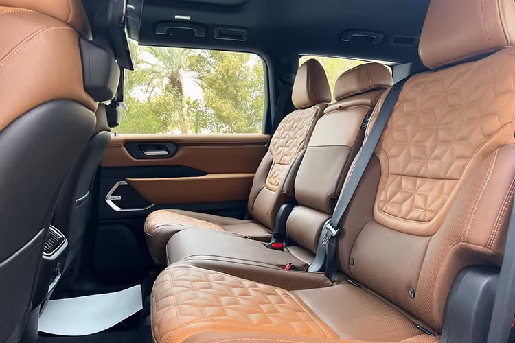 Hệ thống ghế ngồi trên Nissan Patrol 2025 được bọc da trần bông kết hợp họa tiết lấy cảm hứng từ kumiko - một kỹ thuật chế biến gỗ của Nhật Bản, có thể chỉnh điện 8 hướng và chức năng massage. Xe còn có hệ thống âm thanh Klipsch Premium 12 loa, cửa sổ trời toàn cảnh bằng kính và hệ thống đèn viền nội thất 64 màu là trang bị tiêu chuẩn.