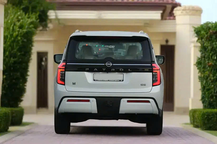 Phía đuôi xe có cụm đèn hậu được tạo hình 2 chữ "C" khá tương đồng với khu vực đầu xe. Hai bên đèn hậu còn nối với nhau bằng dải đèn LED mỏng nằm vắt ngang cửa cốp. Không rõ khi về Việt Nam xe sẽ có những tiện ích gì. Tại thị trường Trung Đông, Nissan Patrol 2025 sở hữu không gian nội thất rộng rãi với nhiều công nghệ hiện đại.