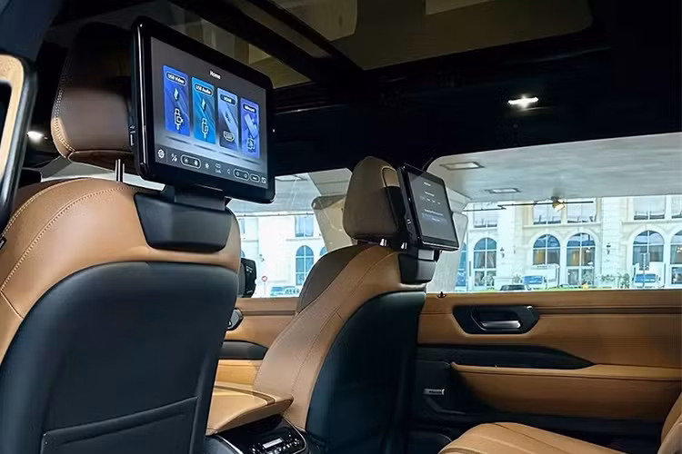 Nissan Patrol 2025 được trang bị NissanConnect 2.0 tích hợp Google, công nghệ ProPilot cung cấp cho người lái khả năng kiểm soát hành trình thích ứng và hỗ trợ giữ làn đường, màn hình quan sát xung quanh 3D để có tầm nhìn toàn cảnh tốt hơn, gương chiếu hậu thông minh và cảnh báo va chạm phía trước với phanh khẩn cấp tự động.