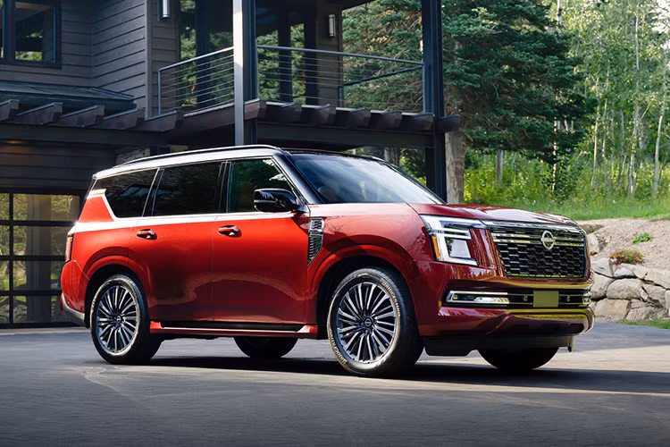 Thông tin Nissan Patrol 2025 mới có thể xuất hiện tại Việt Nam vào tháng 5/2025 gây không ít bất ngờ. Bởi lẽ, mẫu xe này chỉ vừa ra mắt toàn cầu vào tháng 9/2024, nhưng đã được nhận đặt cọc tại Việt Nam từ cuối năm 2024 và cạnh tranh với đối thủ Toyota Land Cruiser.