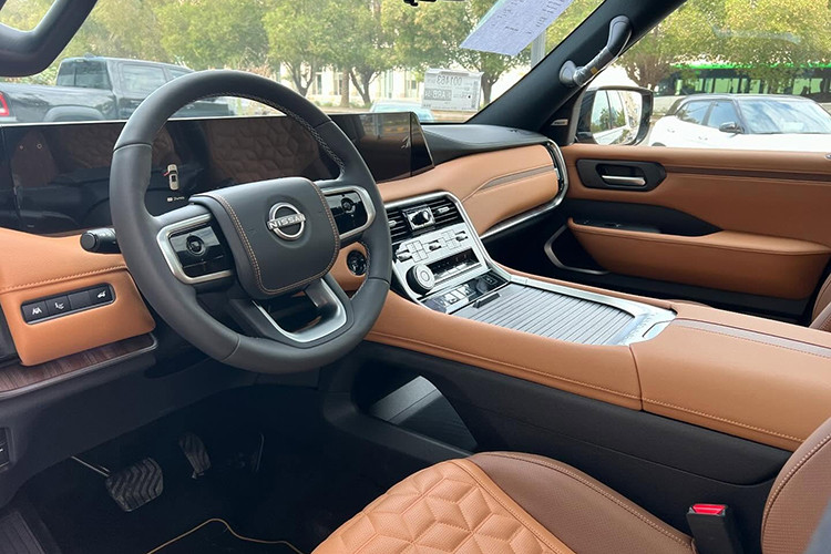 Bên trong nội, xe được trang bị cặp màn hình thông tin giải trí và cụm đồng hồ kỹ thuật số có tổng kích thước 28,6 inch, HUD 7 inch. Hành khách phía sau cũng được cung cấp cặp màn hình 12,8 inch, là tùy chọn đi kèm với các tính năng giải trí như Miracast, HDMI và đầu vào USB.