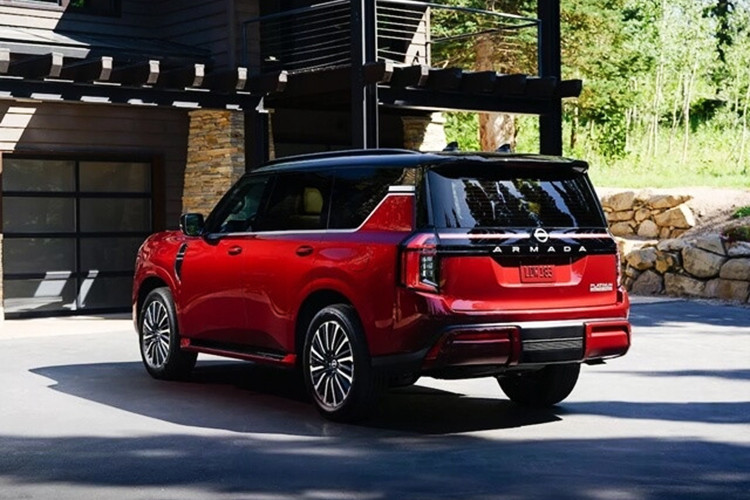 Dưới nắp ca-pô, Nissan Patrol Platinum được trang bị động cơ V6 tăng áp kép, sản sinh công suất tối đa 425 mã lực và mô-men xoắn cực đại 700 Nm, kết hợp cùng hộp số tự động 9 cấp. Đây là cấu hình động cơ tương tự như trên đối thủ Toyota Land Cruiser.