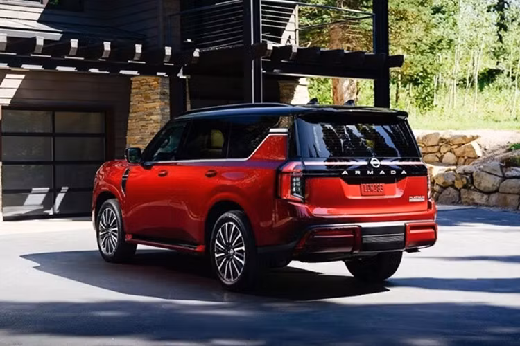 Dưới nắp ca-pô, Nissan Patrol Platinum được trang bị động cơ V6 tăng áp kép, sản sinh công suất tối đa 425 mã lực và mô-men xoắn cực đại 700 Nm, kết hợp cùng hộp số tự động 9 cấp. Đây là cấu hình động cơ tương tự như trên đối thủ Toyota Land Cruiser.