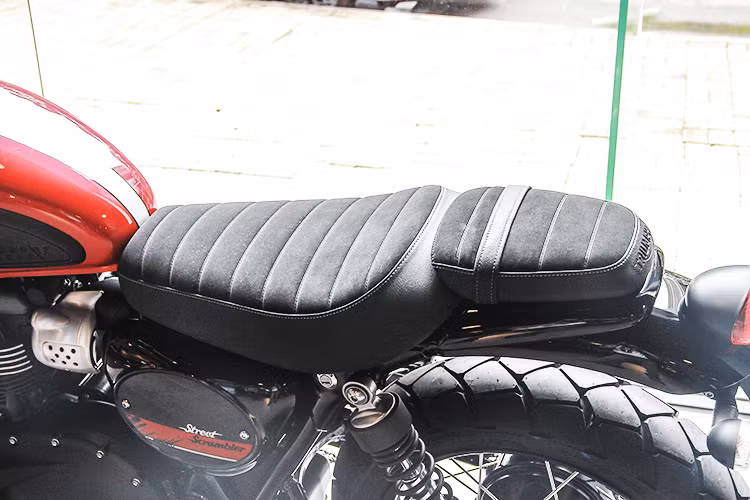 Chiếc xe Street Scrambler nguyên bản có yên chiếm phần lớn diện tích dành cho người lái và yên phụ phía sau được tối giản. Triumph cũng đưa ra cho khách hàng khá nhiều tùy chọn yên xe khác nhau, từ yên liền mỏng theo phong cách Brat hay yên đơn kèm giá chằng đồ bằng nhôm phía sau.