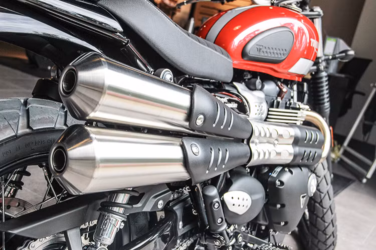 Theo đúng phong cách scrambler, chiếc xe có pô vắt được đặt cao với lon pô 2 nòng đầy chất vintaeg. Ngoài ra, khách hàng cũng có thể nâng cấp lên lon Vance &amp; Hines "hàng hiệu" nếu bỏ thêm tiền. Cặp gác chân ở hai bên thân xe cũng đã được thay đổi với bề mặt gai, tăng ma sát với đế giày.