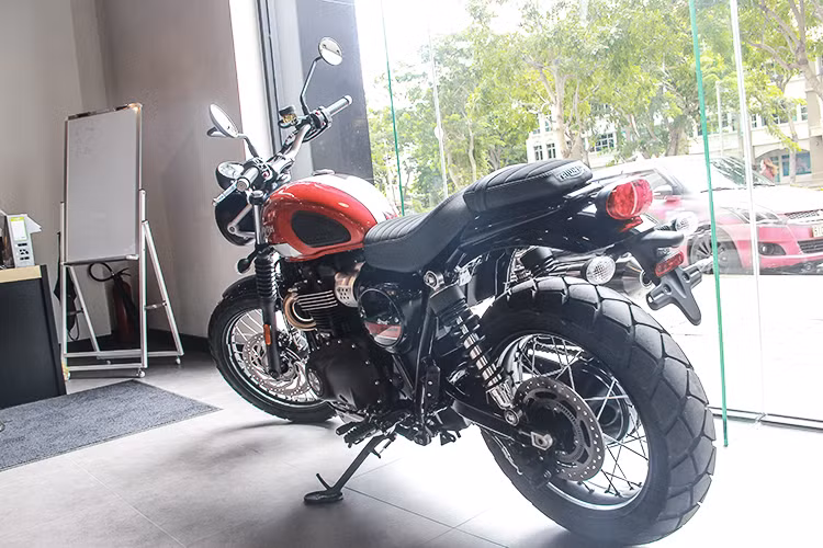 Phiên bản Triumph Street Scrambler mới không phải là mẫu xe scrambler đầu tiên được hãng xe môtô Anh quốc, Triumph sản xuất. Trước đây, hãng cũng đã từng có chiếc Bonneville Scrambler; tuy nhiên so với mẫu xe này, Street Scrambler mới mang đậm "chất Scrambler" hơn, hướng trực tiếp tới đối thủ đình đám là Ducati Scrambler.