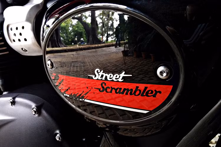 Ở hai bên thân xe, những tấm ốp che ắc quy và hệ thống điện đã được hãng xe Triumph thiết kế lại, lấy cảm hứng từ những chiếc xe đua Flat Track.