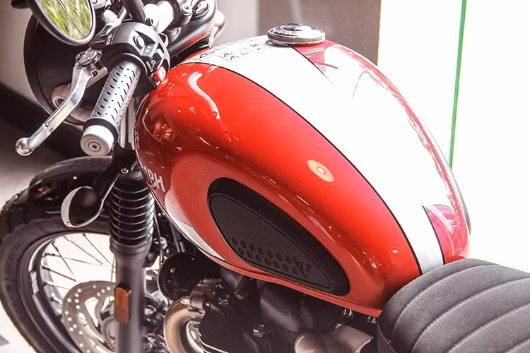 So với Street Twin, Street Scrambler có bình xăng mới với hai má cao su ốp và tem chữ Triumph nổi. Chiếc Street Scrambler tại Việt Nam có màu đỏ khá "ngầu". Phần lớn những chi tiết khác của xe được sơn màu đen hoặc pha trắng, khiến Street Scrambler càng trở nên cá tính hơn.