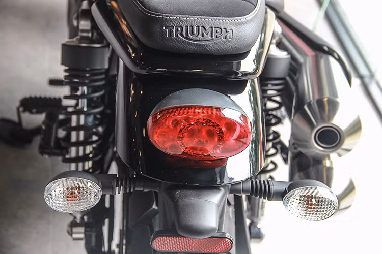 Đèn hậu của xe dù mang phong cách thiết kế cổ điển nhưng bên trong vẫn được trang bị công nghệ chiếu sáng LED giống những mẫu xe hiện đại. Cụm đèn hậu phía sau xe giống như Street Cup và Street Twin, trong khi cụm đèn xi-nhan giống như phía trước và dựa trên Street Twin.