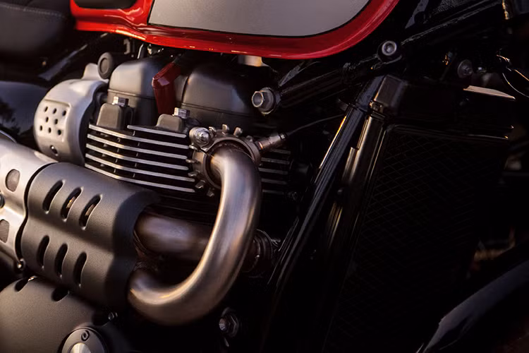 Theo Triumph, động cơ này đem tới mô-men xoắn cực đại lớn hơn 18% so với chiếc Bonneville cũ, và tiết kiệm nhiên liệu hơn 36%. Một điểm mới khác của động cơ trên Street Twin đó là hệ thống tản nhiệt bằng chất lỏng thay vì chỉ sử dụng không khí như trước đây. Đương nhiên, chiếc xe sẽ có hệ thống phun xăng điện tử.