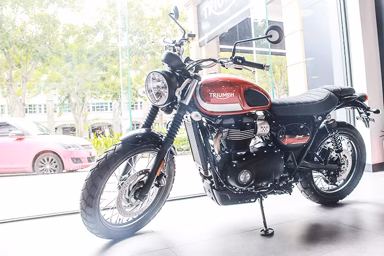 Bên cạnh Street Cup mang phong cách cafe racer. Mẫu môtô Triumph Street Scrambler dựa trên dòng hoài cổ giá rẻ Street Twin, được hãng xe Triumph ra mắt tại triển lãm EICMA 2016. Với sự xuất hiện của chiếc Street Scrambler chính hãng tại Sài Gòn này, hiện nay toàn bộ dòng sản phẩm hoài cổ của Triumph đã đều đã có mặt tại Việt Nam.