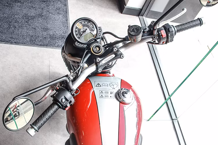 Không giống như phiên bản Street Cup cũng được trưng bày tại triển lãm EICMA 2016, Street Scrambler vẫn sử dụng đồng hồ đơn với màn hình chỉ báo LED nhỏ như Street Twin. Chiếc xe cũng được tích hợp sẵn hệ thống phanh ABS có thể tắt được, tay ga điện tử và hệ thống điều khiển lực kéo.