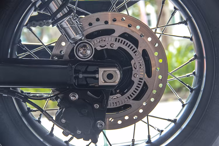 Bánh sau của xe có đường kính 17 inch và cũng sử dụng lốp gai Metzeler Tourance như bánh trước. Tuy nhiên bản lốp ở phía sau đã được thay đổi với kích cỡ 150/70/17.Ở phía sau, Street Scrambler phiên bản mới cũng được trang bị hệ thống phanh đĩa với heo 2 piston. Xe có chiều cao yên 790 mm và trọng lượng 198 kg.