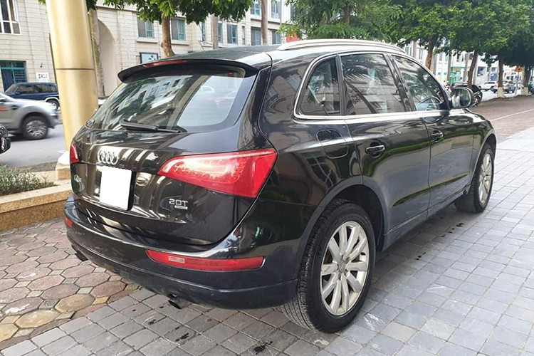 Hệ thống an toàn của Q5 gồm có: hệ thống hổ trợ lùi, hệ thống cảnh báo áp suất lốp, hệ thống hiển thị màu hổ trợ thông tin cho người lái, bộ sơ cấp cứu và tam giác cảnh báo, bánh xe dự phòng. Hệ thống 6 túi khí, hệ thống chống bó cứng phanh (ABS), hệ thống phân phối lực điện tử (EBD), hệ thống phanh tăng cường…