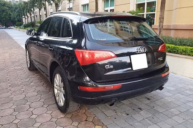 Mâm xe là loại 5 chấu đơn kích thước 18 inch. Gương chiếu hậu chỉnh điện tích hợp đèn báo rẽ. Đuôi xe nổi bật với cụm đèn hậu dạng LED thiết kế sắc sảo. Hệ thống ống xả đơn đặt đối xứng 2 bên. Logo 4 vòng tròn c ủa thương hiệu xe sang Audi tiếp tục xuất hiện tại chính giữa đuôi xe.