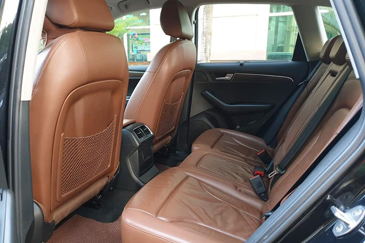 Ở phía sau, Audi Q5 2011 có thiết kế 3 chỗ ngồi. Vị trí giữa tích hợp bệ tỳ tay và 2 khay để cốc. Cửa gió điều hoà riêng biệt. Phía trên còn có sự xuất hiện của cửa sổ trời toàn cảnh. Xe sử dụng khối động cơ 2.0L, công nghệ FSI cho công suất tối đa 211 mã lực tại 4.300 vòng/phút và mô men xoắn cực đại 350 Nm tại 1.500 vòng/phút. Hộp số là loại tự động 7 cấp ly hợp kép S Tronic, hệ dẫn động 4 bánh Quattro và khóa vi sai điện tử EDL. 