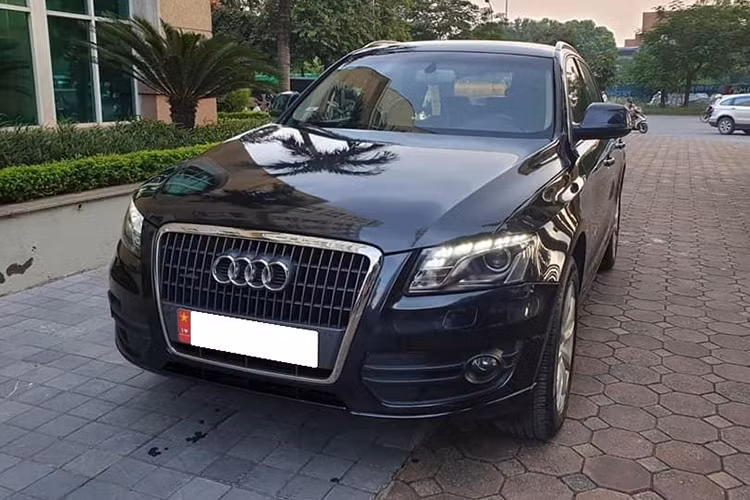 Chiếc xe SUV hạng sang Audi Q5 được rao bán tại sàn xe cũ Hà Nội trong bài viết này thuộc phiên bản sản xuất năm 2011. Sau khoảng 9 năm sử dụng, dù còn khá mới nhưng nó chỉ có mức chào giá 680 triệu đồng và người mua chưa mặc cả hay thêm bớt nếu có nhu cầu.