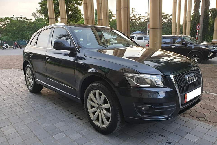 Thế hệ mới nhất của Audi Q5 hiện tại cũng đã có mặt tại Việt Nam thông qua đơn vị chính hãng. Giá bán của mẫu SUV 5 chỗ hạng sang này tại Việt Nam nằm trong khoảng hơn 2,5 tỷ đồng. Mức giá này tương đương với các đối thủ khác tại Việt Nam hiện nay như BMW X3, Mercedes-Benz GLC hay Volvo XC60...