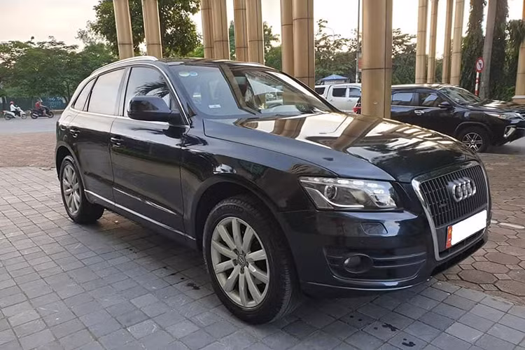 Thế hệ mới nhất của Audi Q5 hiện tại cũng đã có mặt tại Việt Nam thông qua đơn vị chính hãng. Giá bán của mẫu SUV 5 chỗ hạng sang này tại Việt Nam nằm trong khoảng hơn 2,5 tỷ đồng. Mức giá này tương đương với các đối thủ khác tại Việt Nam hiện nay như BMW X3, Mercedes-Benz GLC hay Volvo XC60...