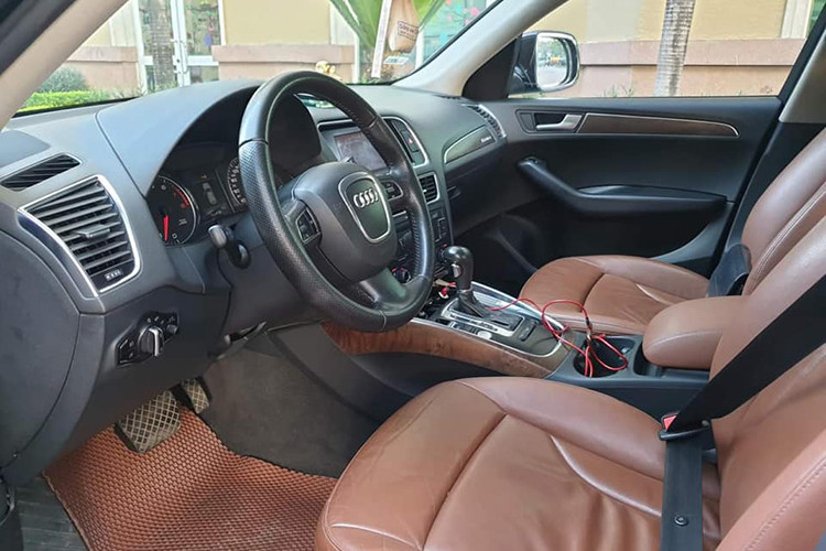 Trung tâm bảng điều khiển của Audi Q5 là màn hình giải trí cỡ vừa điều chỉnh thông qua hệ thống MMI đặt cạnh cần số. Phía đối diện ghế phụ được ốp tấm gỗ trang trí gắn dòng chữ Quattro nổi bật. Cần số được bọc da, phanh tay là loại điện tử. Khởi động chìa khoá dạng cơ. Ghế ngồi bọc da cao cấp màu da bò, hàng ghế trước chỉnh điện, ghế lái nhớ 2 vị trí.