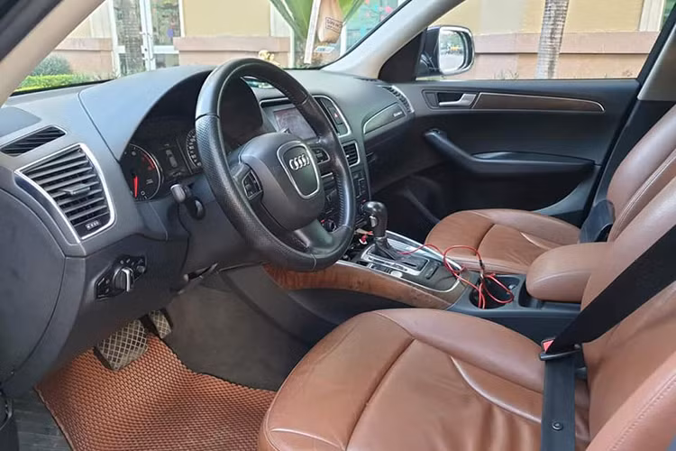 Trung tâm bảng điều khiển của Audi Q5 là màn hình giải trí cỡ vừa điều chỉnh thông qua hệ thống MMI đặt cạnh cần số. Phía đối diện ghế phụ được ốp tấm gỗ trang trí gắn dòng chữ Quattro nổi bật. Cần số được bọc da, phanh tay là loại điện tử. Khởi động chìa khoá dạng cơ. Ghế ngồi bọc da cao cấp màu da bò, hàng ghế trước chỉnh điện, ghế lái nhớ 2 vị trí.