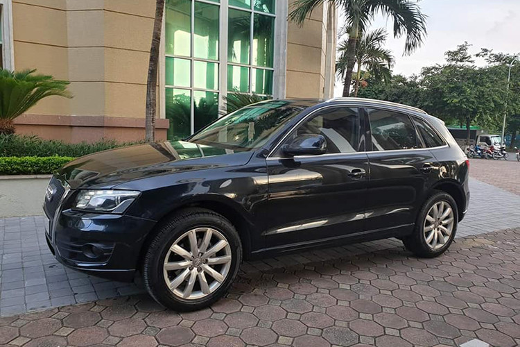 Giá xe Audi Q5 2011 khi mới ra mắt bán ra khoảng 2 tỷ đồng, cộng thêm tiền đăng kí và ra biển, giá trị của xe chắc chắn lớn hơn con số 2,2 tỷ đồng. Đây là mẫu xe cạnh tranh trực tiếp với Mercedes-Benz GLK và BMW X3 thời điểm đó. Audi Q5 được ra mắt lần đầu vào năm 2008 với sứ mệnh tiếp nối sự thành công của đàn anh Q7.