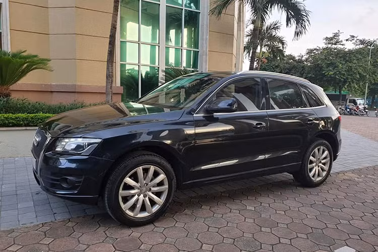 Giá xe Audi Q5 2011 khi mới ra mắt bán ra khoảng 2 tỷ đồng, cộng thêm tiền đăng kí và ra biển, giá trị của xe chắc chắn lớn hơn con số 2,2 tỷ đồng. Đây là mẫu xe cạnh tranh trực tiếp với Mercedes-Benz GLK và BMW X3 thời điểm đó. Audi Q5 được ra mắt lần đầu vào năm 2008 với sứ mệnh tiếp nối sự thành công của đàn anh Q7.