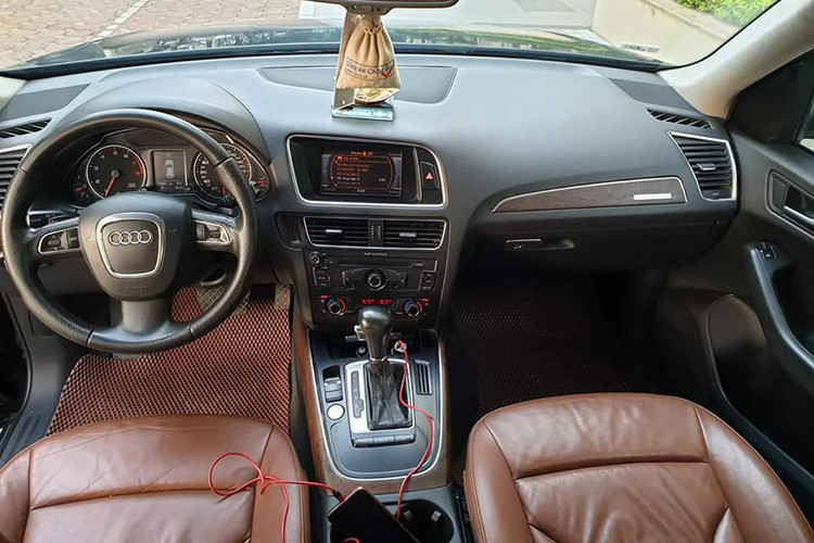 Bên trong nội thất xe được thiết kế tập trung chủ yếu về phía người lái. Vô-lăng là loại 4 chấu quen thuộc trên nhiều mẫu xe của Audi. Tại đây cũng được tích hợp nhiều phím chức năng hỗ trợ người lái. Màn hình thông tin phía sau vô-lăng là 2 đồng hồ nhỏ, 2 đồng hồ to dạng Analog và 1 màn hình LCD hiển thị điện tử chính giữa.