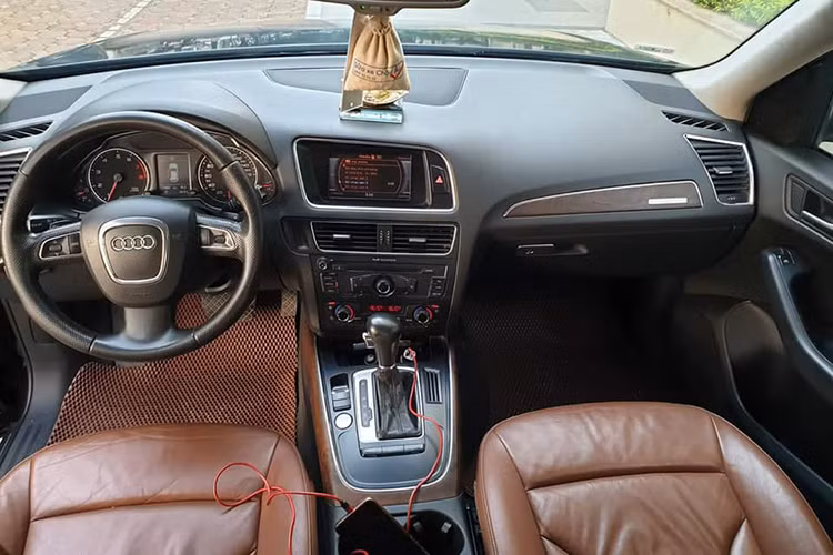 Bên trong nội thất xe được thiết kế tập trung chủ yếu về phía người lái. Vô-lăng là loại 4 chấu quen thuộc trên nhiều mẫu xe của Audi. Tại đây cũng được tích hợp nhiều phím chức năng hỗ trợ người lái. Màn hình thông tin phía sau vô-lăng là 2 đồng hồ nhỏ, 2 đồng hồ to dạng Analog và 1 màn hình LCD hiển thị điện tử chính giữa.