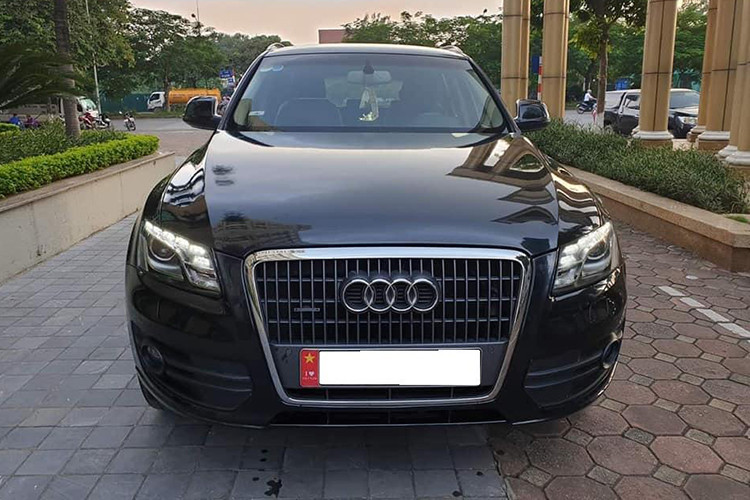 Về mặt thiết kế Audi Q5 đời 2011 sở hữu chiều dài tổng thể 4.630 mm, chiều rộng 1.880 mm và chiều cao 1.650 mm. Phần đầu nổi bật với dải đèn LED định vị đi cùng hệ thống chiếu sáng Xenon Plus. Lưới tản nhiệt thiết kế hình thang, viền ốp kim loại mạ chrome, chính giữa là logo 4 vòng tròn của Audi.