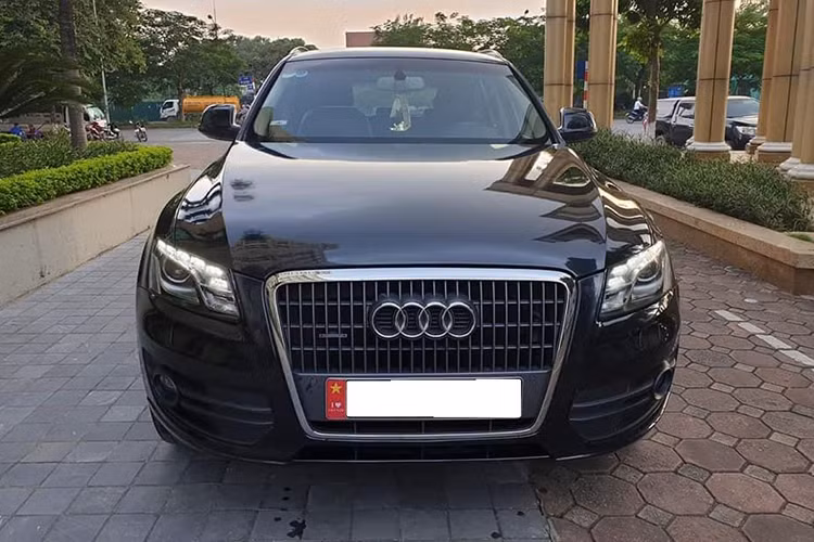 Về mặt thiết kế Audi Q5 đời 2011 sở hữu chiều dài tổng thể 4.630 mm, chiều rộng 1.880 mm và chiều cao 1.650 mm. Phần đầu nổi bật với dải đèn LED định vị đi cùng hệ thống chiếu sáng Xenon Plus. Lưới tản nhiệt thiết kế hình thang, viền ốp kim loại mạ chrome, chính giữa là logo 4 vòng tròn của Audi.